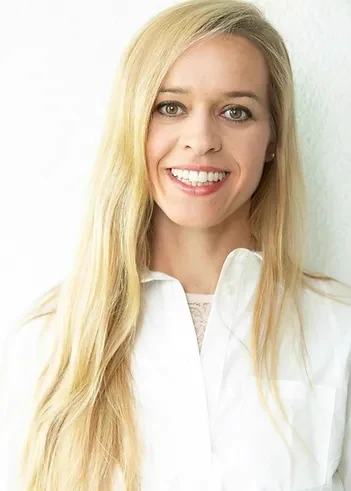 Dr. Margit Madlener, lächelnd, in weißer Bluse